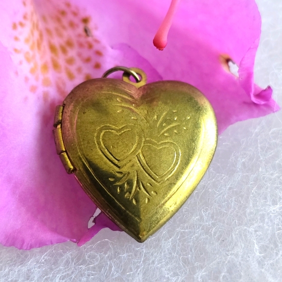 Vintage heart locket pendant gold tone photo holder - Picture 1 of 13